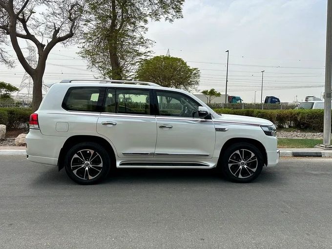 Подержанный Toyota Land Cruiser 200 Series Рестайлинг 2, 4.6 л, 2021 в Дубае от Formula Motors Белый цвет. GCC | AUTO.AE