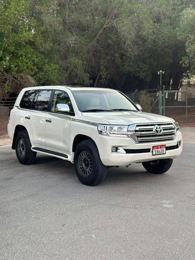 Подержанный Toyota Land Cruiser 200 Series Рестайлинг 1, 5.7 л, 2013 в Дубае от Alzahiah Cars Белый цвет. GCC | AUTO.AE