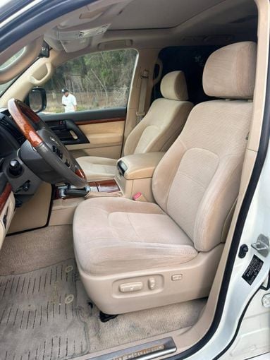 Подержанный Toyota Land Cruiser 200 Series Рестайлинг 1, 5.7 л, 2013 в Дубае от Alzahiah Cars Белый цвет. GCC | AUTO.AE
