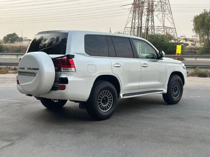 Подержанный Toyota Land Cruiser 200 Series Рестайлинг 1, 5.7 л, 2013 в Дубае от Alzahiah Cars Белый цвет. GCC | AUTO.AE
