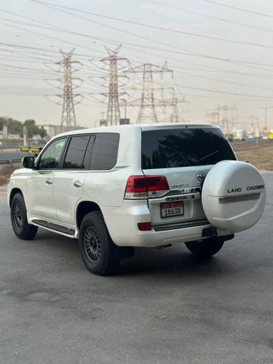 Подержанный Toyota Land Cruiser 200 Series Рестайлинг 1, 5.7 л, 2013 в Дубае от Alzahiah Cars Белый цвет. GCC | AUTO.AE