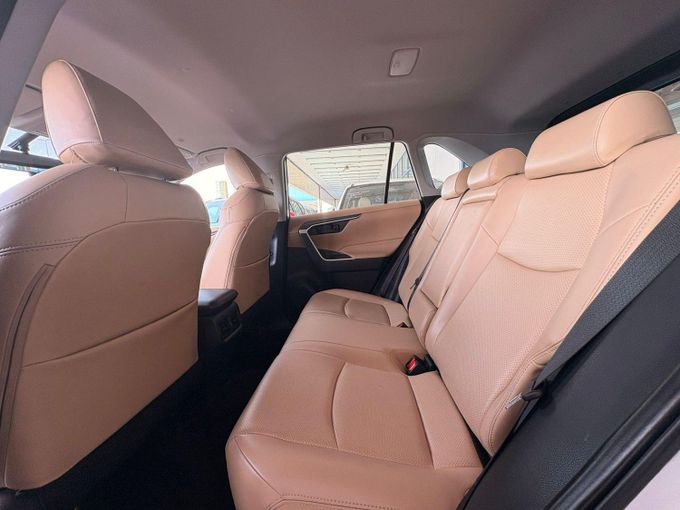 مستعملة Toyota RAV4 V (XA50), 2.5 l, 2023 في في دبي من Philippine Used Cars Showroom، اللون أبيض. مواصفات الخليج | AUTO.AE
