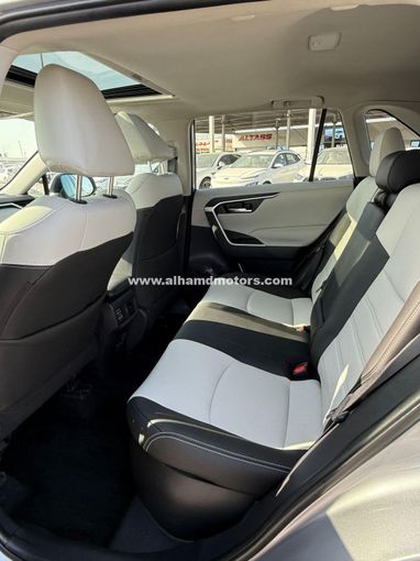 Used Toyota RAV4 V (XA50), 2.5 l, 2022 in Dubai by Alhamd Motors, Silver color. American Specs | AUTO.AE