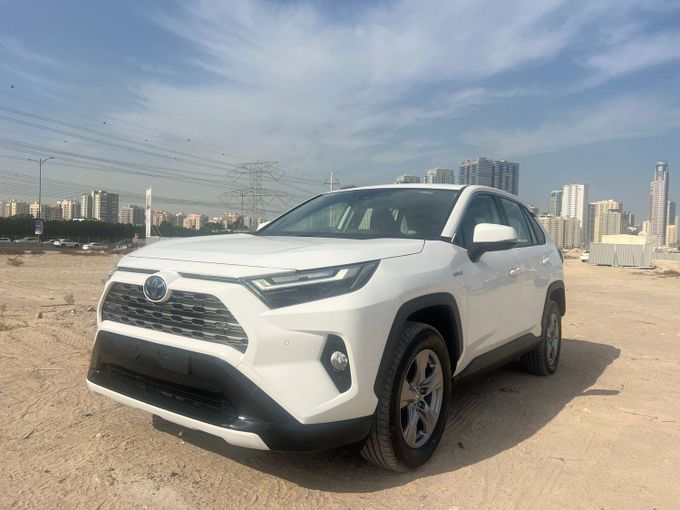 Подержанный Toyota RAV4 V (XA50), 2.5 л, 2022 в Дубае от Alhamd Motors Белый цвет. Other | AUTO.AE