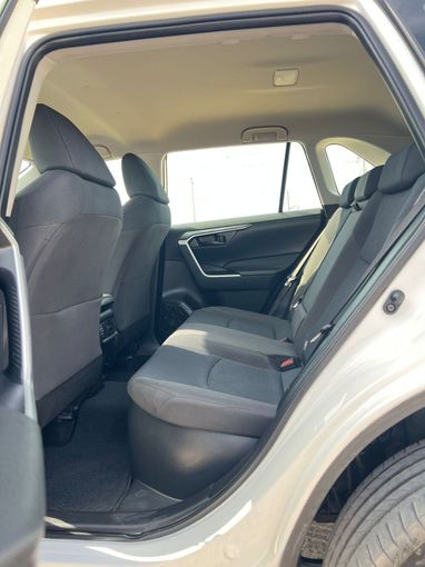 Подержанный Toyota RAV4 V (XA50), 2.5 л, 2022 в Дубае от Alhamd Motors Белый цвет. Other | AUTO.AE