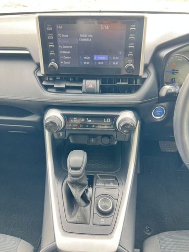 Подержанный Toyota RAV4 V (XA50), 2.5 л, 2022 в Дубае от Alhamd Motors Белый цвет. Other | AUTO.AE