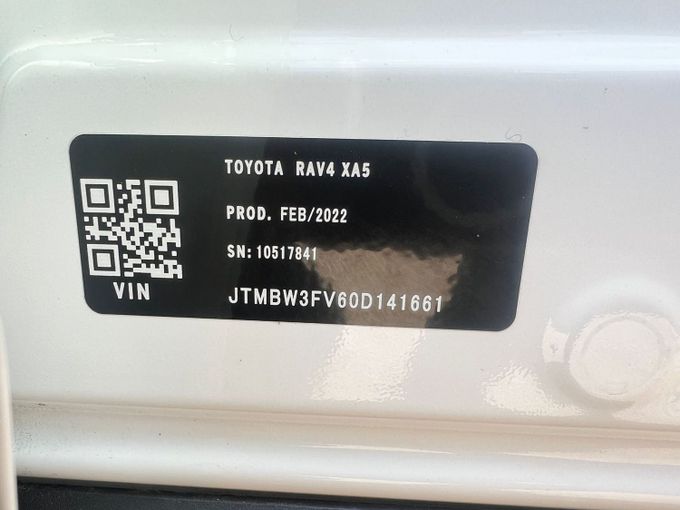 Подержанный Toyota RAV4 V (XA50), 2.5 л, 2022 в Дубае от Alhamd Motors Белый цвет. Other | AUTO.AE