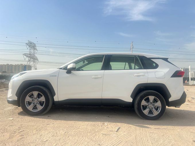 Подержанный Toyota RAV4 V (XA50), 2.5 л, 2022 в Дубае от Alhamd Motors Белый цвет. Other | AUTO.AE