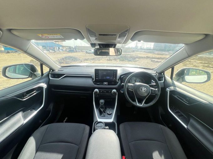 Подержанный Toyota RAV4 V (XA50), 2.5 л, 2022 в Дубае от Alhamd Motors Белый цвет. Other | AUTO.AE