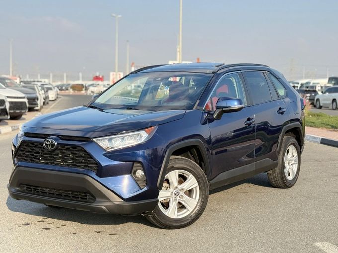 Подержанный Toyota RAV4 V (XA50), 2.5 л, 2021 в Дубае от Alhamd Motors Синий цвет. Американская | AUTO.AE