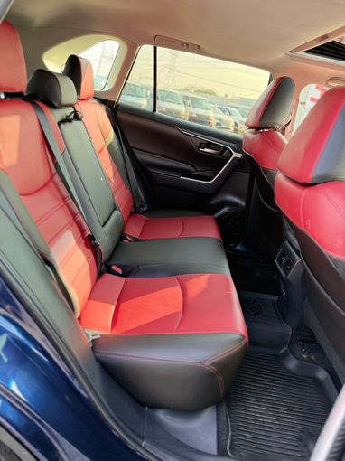 Подержанный Toyota RAV4 V (XA50), 2.5 л, 2021 в Дубае от Alhamd Motors Синий цвет. Американская | AUTO.AE