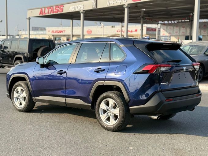 Подержанный Toyota RAV4 V (XA50), 2.5 л, 2021 в Дубае от Alhamd Motors Синий цвет. Американская | AUTO.AE
