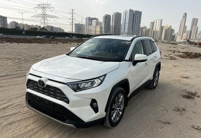 Подержанный Toyota RAV4 V (XA50), 2.5 л, 2021 в Дубае от Alhamd Motors Белый цвет. Other | AUTO.AE