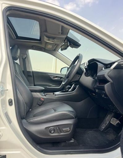Подержанный Toyota RAV4 V (XA50), 2.5 л, 2021 в Дубае от Alhamd Motors Белый цвет. Other | AUTO.AE