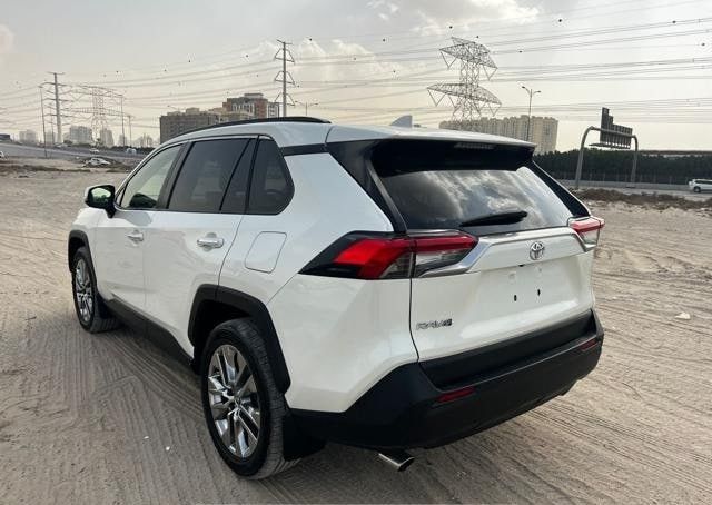 Подержанный Toyota RAV4 V (XA50), 2.5 л, 2021 в Дубае от Alhamd Motors Белый цвет. Other | AUTO.AE