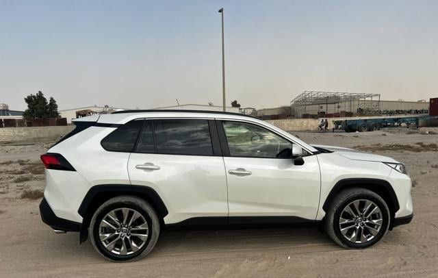 Подержанный Toyota RAV4 V (XA50), 2.5 л, 2021 в Дубае от Alhamd Motors Белый цвет. Other | AUTO.AE