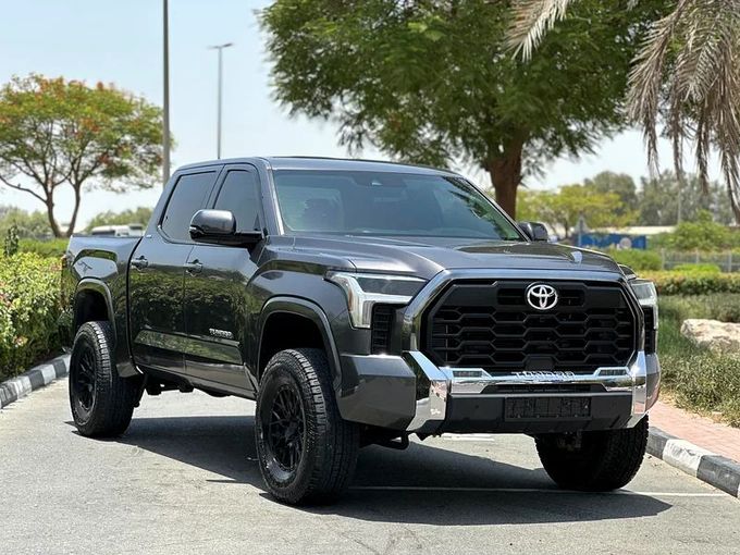 Подержанный Toyota Tundra III, 3.4 л, 2023 в Дубае от Alta Class Motors Черный цвет. Американская | AUTO.AE