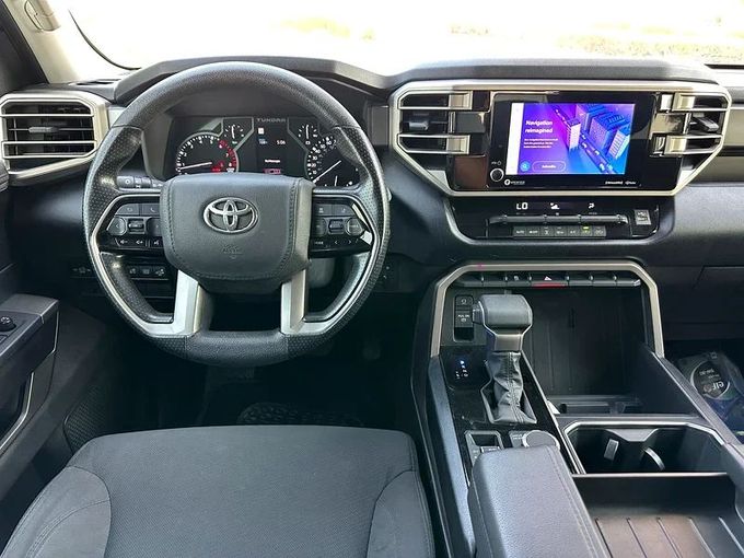 مستعملة Toyota Tundra III, 3.4 l, 2023 في في دبي من Alta Class Motors، اللون أسود. المواصفات الأمريكية | AUTO.AE