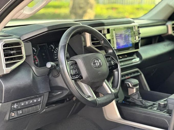 مستعملة Toyota Tundra III, 3.4 l, 2023 في في دبي من Alta Class Motors، اللون أسود. المواصفات الأمريكية | AUTO.AE