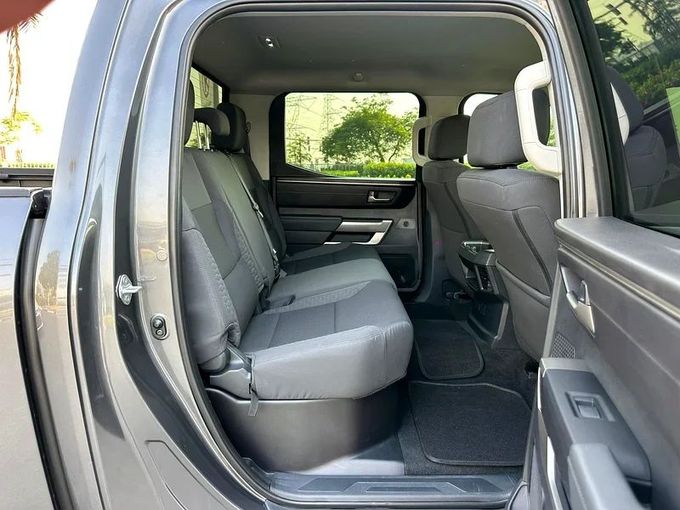 مستعملة Toyota Tundra III, 3.4 l, 2023 في في دبي من Alta Class Motors، اللون أسود. المواصفات الأمريكية | AUTO.AE