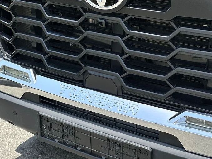 مستعملة Toyota Tundra III, 3.4 l, 2023 في في دبي من Alta Class Motors، اللون أسود. المواصفات الأمريكية | AUTO.AE
