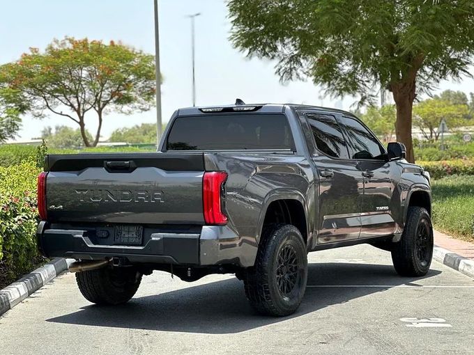 مستعملة Toyota Tundra III, 3.4 l, 2023 في في دبي من Alta Class Motors، اللون أسود. المواصفات الأمريكية | AUTO.AE