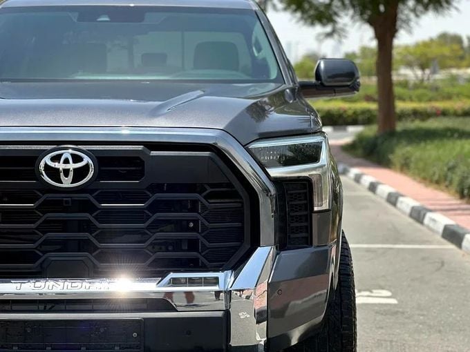 مستعملة Toyota Tundra III, 3.4 l, 2023 في في دبي من Alta Class Motors، اللون أسود. المواصفات الأمريكية | AUTO.AE