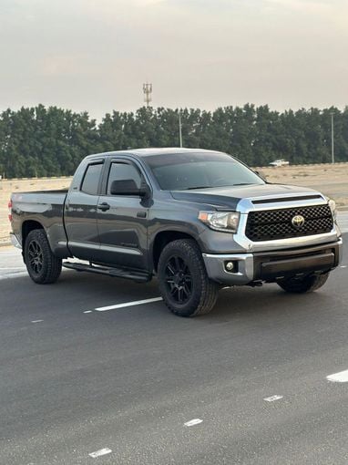 Подержанный Toyota Tundra II Рестайлинг, 4.6 л, 2020 в Дубае от Alzahiah Cars Серый цвет. Американская | AUTO.AE