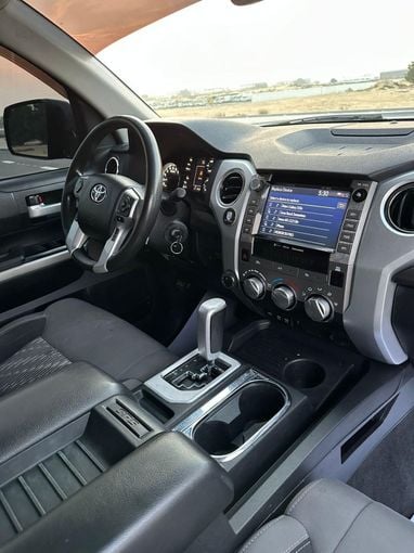 Подержанный Toyota Tundra II Рестайлинг, 4.6 л, 2020 в Дубае от Alzahiah Cars Серый цвет. Американская | AUTO.AE