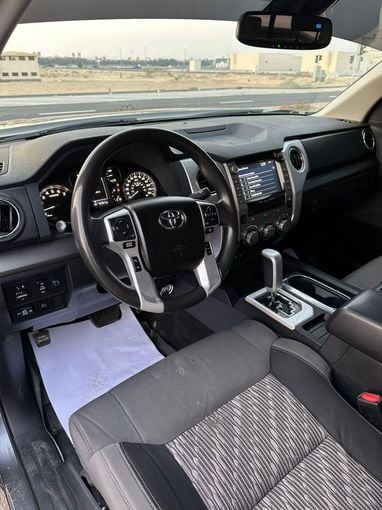 Подержанный Toyota Tundra II Рестайлинг, 4.6 л, 2020 в Дубае от Alzahiah Cars Серый цвет. Американская | AUTO.AE