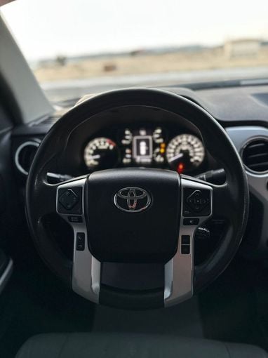 Подержанный Toyota Tundra II Рестайлинг, 4.6 л, 2020 в Дубае от Alzahiah Cars Серый цвет. Американская | AUTO.AE