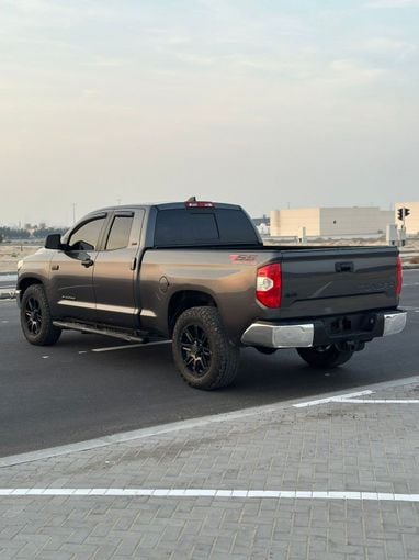 Подержанный Toyota Tundra II Рестайлинг, 4.6 л, 2020 в Дубае от Alzahiah Cars Серый цвет. Американская | AUTO.AE