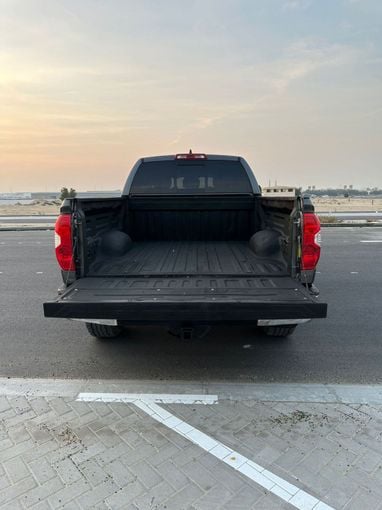 Подержанный Toyota Tundra II Рестайлинг, 4.6 л, 2020 в Дубае от Alzahiah Cars Серый цвет. Американская | AUTO.AE