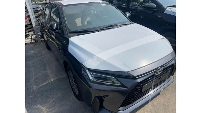 Новый Toyota Yaris XP150 Рестайлинг, 1.3 л, 2023 в Дубае от Mohamed Hakim Motors Серый цвет. GCC | AUTO.AE