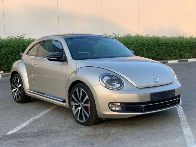 Подержанный Volkswagen Beetle II (A5), 2.0 л, 2015 в Дубае от Royal Motors Серебристый цвет. GCC | AUTO.AE