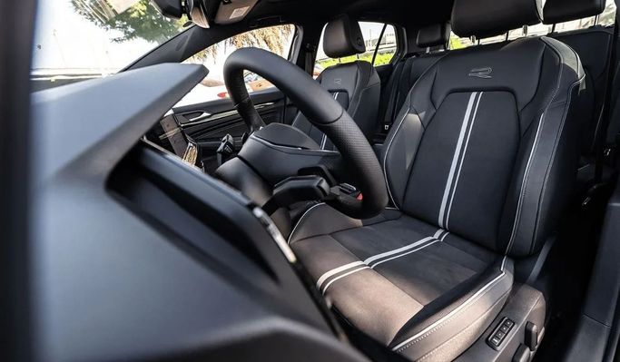 Новый Volkswagen Golf R VIII Рестайлинг, 2.0 л, 2024 в Дубае от Altass Motors Белый цвет. Other | AUTO.AE