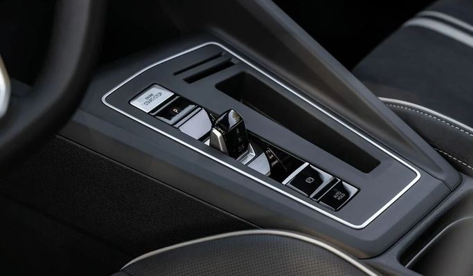 Новый Volkswagen Golf R VIII Рестайлинг, 2.0 л, 2024 в Дубае от Altass Motors Белый цвет. Other | AUTO.AE