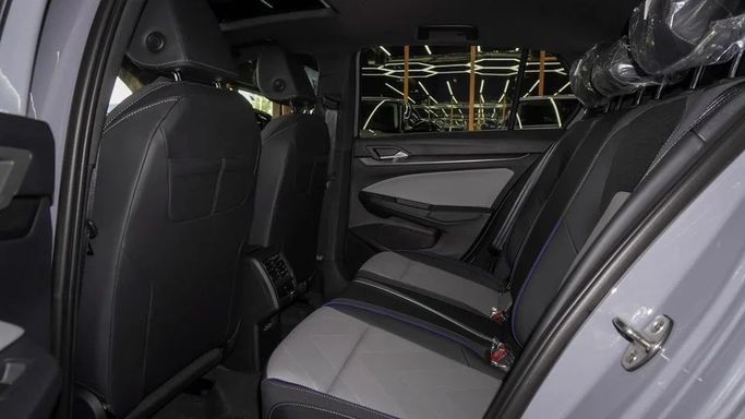 Новый Volkswagen Golf R VIII, 2.0 л, 2025 в Дубае от Najem Motors Серый цвет. Китайская | AUTO.AE