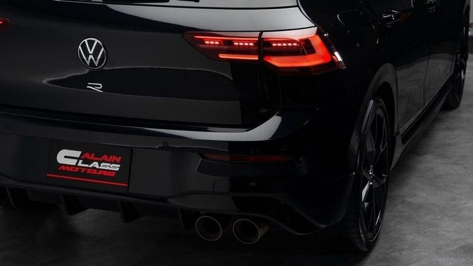 Подержанный Volkswagen Golf R VIII, 2.0 л, 2023 в Дубае от Al Ain Class Motors Черный цвет. GCC | AUTO.AE