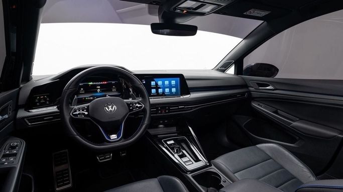 Подержанный Volkswagen Golf R VIII, 2.0 л, 2023 в Дубае от Al Ain Class Motors Черный цвет. GCC | AUTO.AE