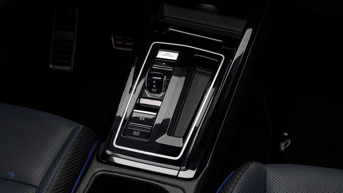 Подержанный Volkswagen Golf R VIII, 2.0 л, 2023 в Дубае от Al Ain Class Motors Черный цвет. GCC | AUTO.AE