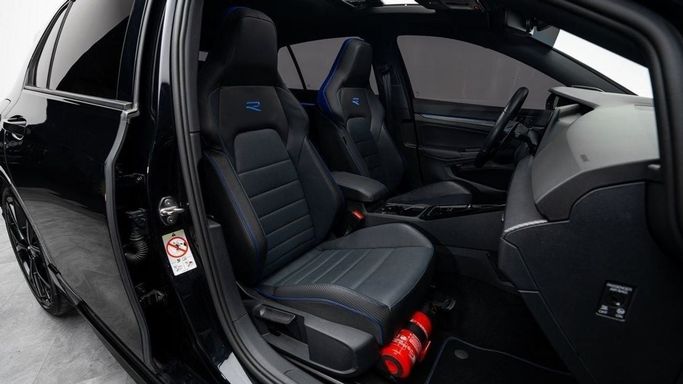 Подержанный Volkswagen Golf R VIII, 2.0 л, 2023 в Дубае от Al Ain Class Motors Черный цвет. GCC | AUTO.AE