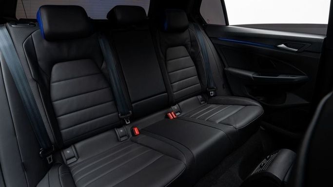Подержанный Volkswagen Golf R VIII, 2.0 л, 2023 в Дубае от Al Ain Class Motors Черный цвет. GCC | AUTO.AE
