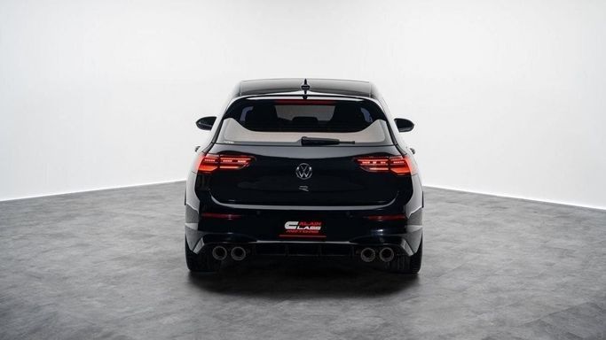 Подержанный Volkswagen Golf R VIII, 2.0 л, 2023 в Дубае от Al Ain Class Motors Черный цвет. GCC | AUTO.AE