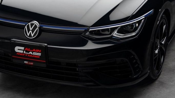 Подержанный Volkswagen Golf R VIII, 2.0 л, 2023 в Дубае от Al Ain Class Motors Черный цвет. GCC | AUTO.AE