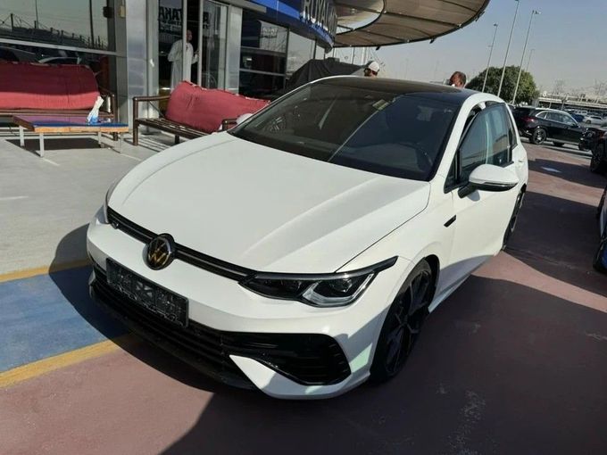 Новый Volkswagen Golf VIII, 2.0 л, 2022 в Дубае от Royal Motors Белый цвет. Европейская | AUTO.AE