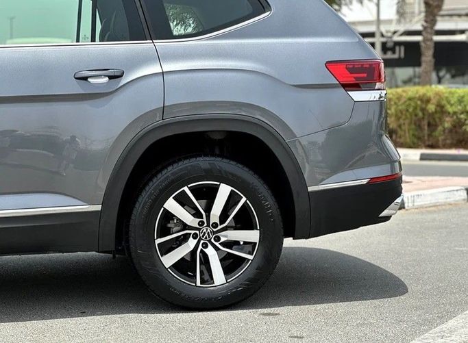 جديدة Volkswagen Teramont I تجميل الوجه, 3.6 l, 2021 في في دبي من Alta Class Motors، اللون رمادي. مواصفات الخليج | AUTO.AE