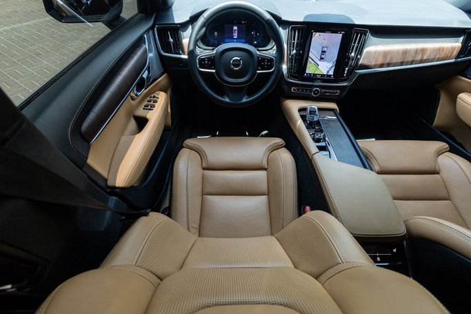 Подержанный Volvo S90 II Рестайлинг, 2.0 л, 2023 в Дубае от Linda Cars Черный цвет. GCC | AUTO.AE