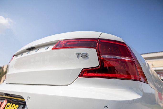Подержанный Volvo S90 II, 2.0 л, 2017 в Дубае от Linda Cars Белый цвет. GCC | AUTO.AE