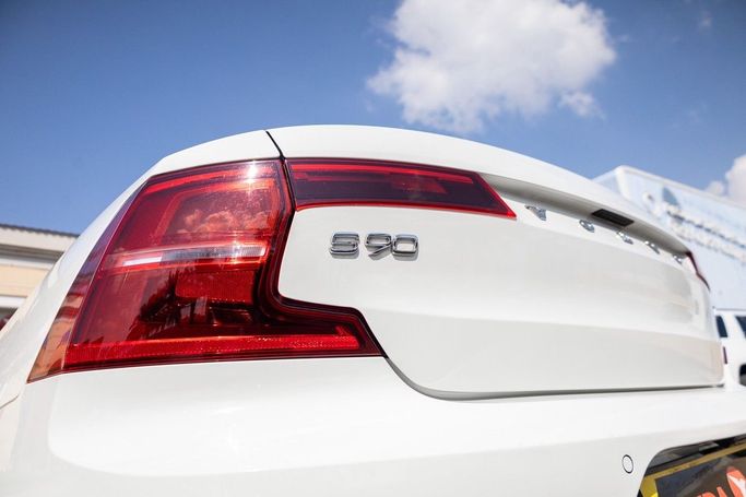 Подержанный Volvo S90 II, 2.0 л, 2017 в Дубае от Linda Cars Белый цвет. GCC | AUTO.AE